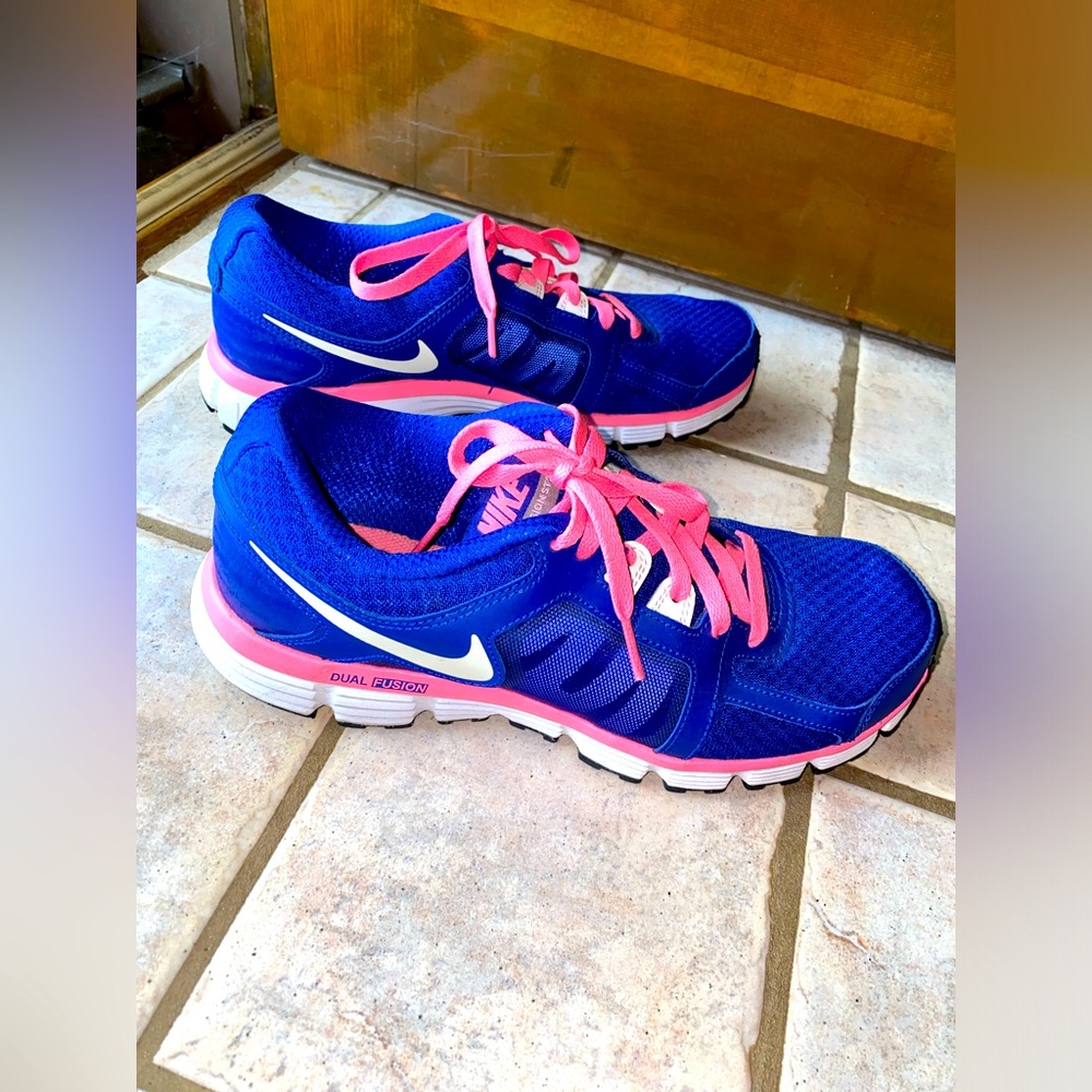 Nike Tennis Shoes